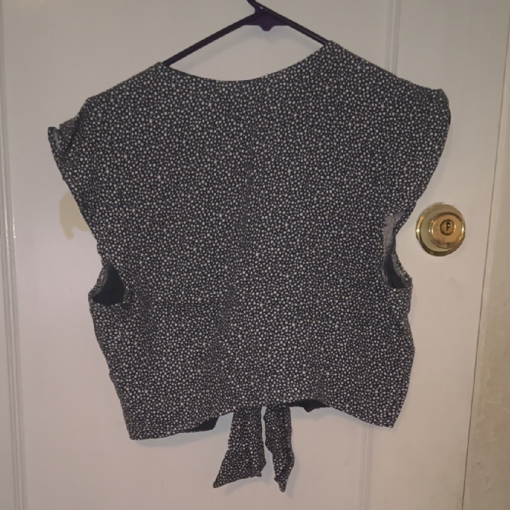 Abercrombie & Fitch | Black and White Polka Dot Crop Top - Picture 4 of 4